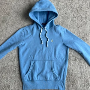 Polo Ralph lauren hoddie  - Säljer nu denna sjukt snygga polo Ralph lauren hoddie i storlek xs skick 8/10 Nypris ligger runt 1900kr mitt pris är 650kr Fraktar spårbart med PostNord 