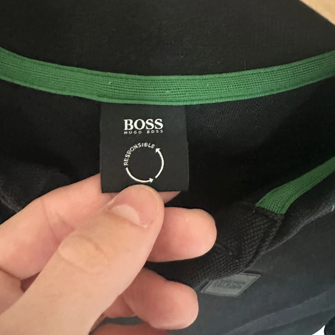 Svart pikétröja från Hugo Boss - 1
