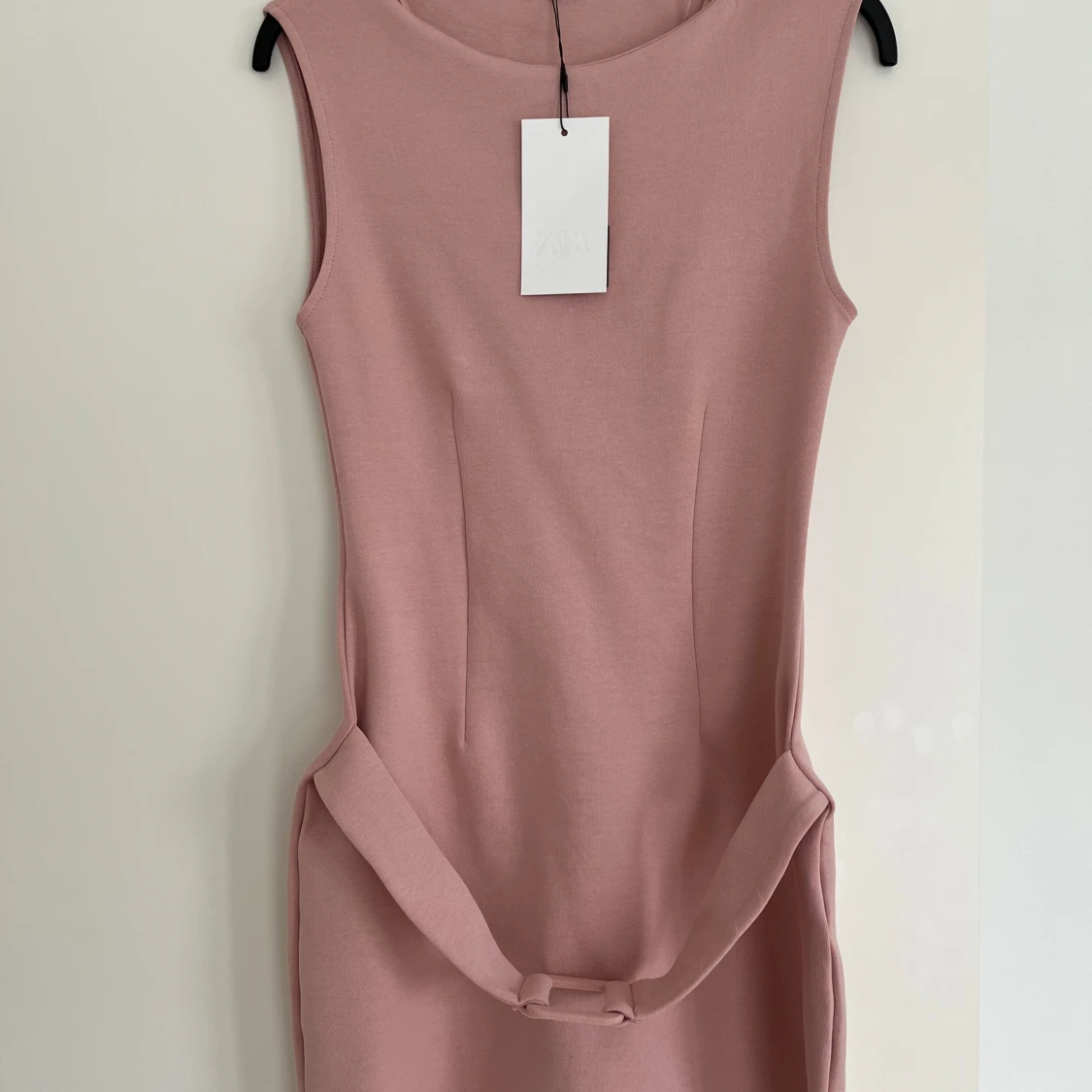 Rosa ärmlös klänning med bälte