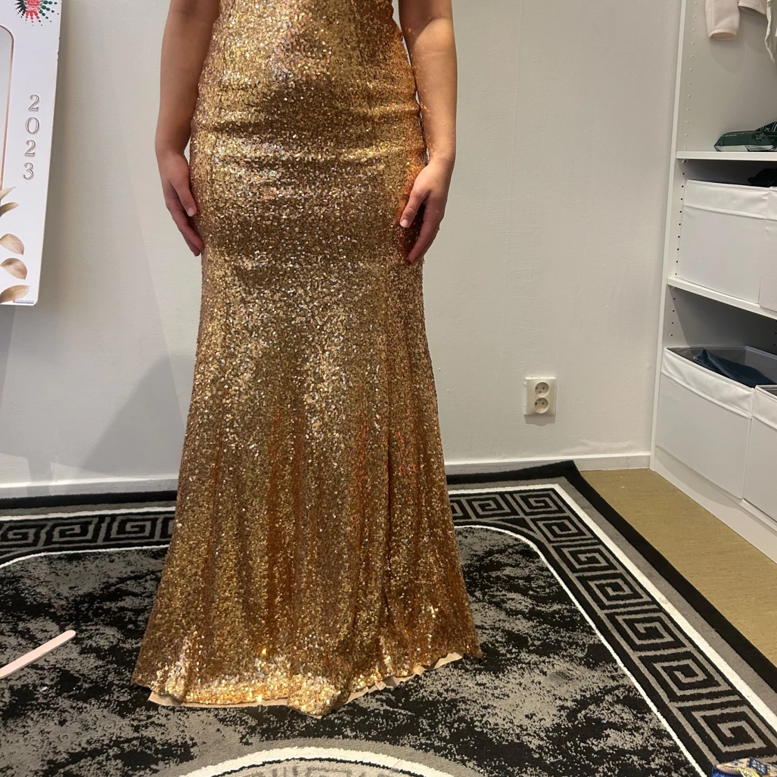 Glittrig guldig långklänning med snörning i ryggen - 2