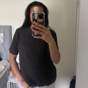 Stickad tröja - En stickad ”t-shirt” som är luftig perfekt till sommarn:) Passar både s/m 