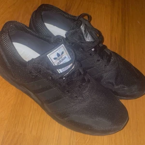 Adidas skor - Säljer ett par helt svarta adidas los angeles (som ej säljs längre). Det är i toppskick nästan aldrig använda. Storlek 42 2/3 