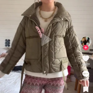 Olivgrön quiltad pufferjacka - Militär /oliv grön quiltad pufferjacka med hög krage. Kan gå ner i pris!!