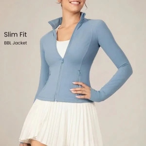 Ljusblå slim fit träningsjacka Glowmode  - Säljer en ljusblå slim fit träningsjacka med dragkedja framtill och hög krage. Jackan har långa ärmar och sitter tight mot kroppen. Perfekt för träning eller en sportig look.