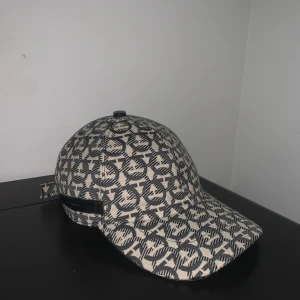 Ferregamo Keps - Använd endast 1 gång. Nyskick. Möts i GBG men kan också frakta här på plick. Kontakta mig för fler bilder