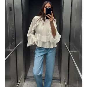 ZARA BLUS - Säljer denna blusen som är slutsåld från Zara , använd 1 gång men säljer för den inte kommer till användning. Ser exakt ut på som på bilden!🥂