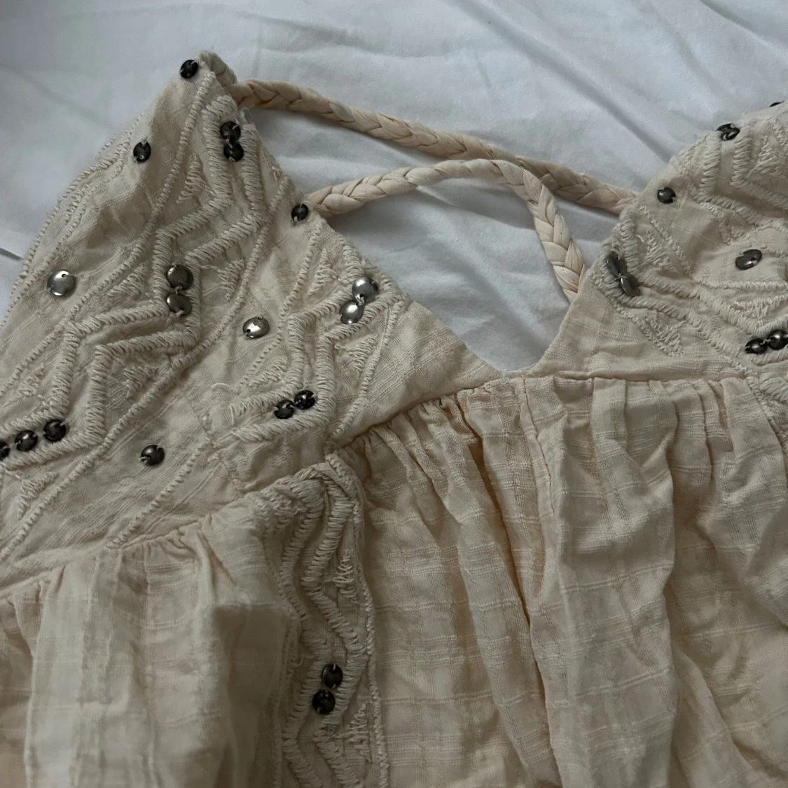 Ibiza Beige halterneck klänning med broderade detaljer och paljetter - 3