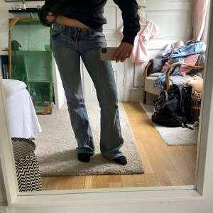 Blå bootcut jeans - Innerbensläng: 85 midjemått:39 💕💕 säljer mina snygga jeans pga att jag har för många! Dem är i bra skick och lågmidjade! Skriv för frågor eller annat💕💕