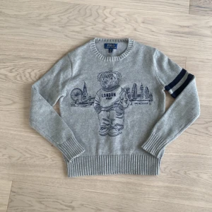 grå polo bear tröja  -   👕✨ Upptäck denna fantastiska grå Ralph Lauren-polo! ✨👕  Denna snygga tröja är i riktigt bra skick och har knappt använts. Inga synliga defekter eller missfärgningar. Perfekt för både vardag och fest! 🥳  👕 Märke: Ralph Lauren 🎨 Färg: Grå 🧵 Material: 100% bomull – superbekväm! 💰 Nypris: 1500 kr ✅ Skick: Toppskick!  Har du några frågor? Tveka inte att höra av dig! 💬 Priset kan diskuteras vid snabb affär. 😉 Skynda fynda! 🛍️💨
