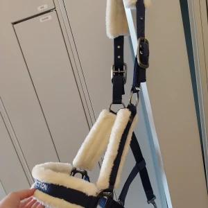 Blå vit grimma från JH Collection - Jag säljer en grimma från JH Collection som inte är använd så mycket. Ordpris är 200kr. Size full