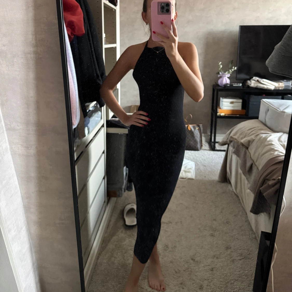 Svart långklänning med öppen rygg - 1