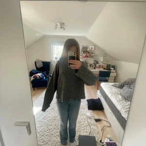 Grå stickad tröja från Primark - Mysig grå stickad tröja från Primark med rund halsringning och långa ärmar. Tröjan har en något croppad passform och är perfekt för lager-på-lager-stil. Enkel och stilren design som passar till det mesta. Använd så säljer billigt 