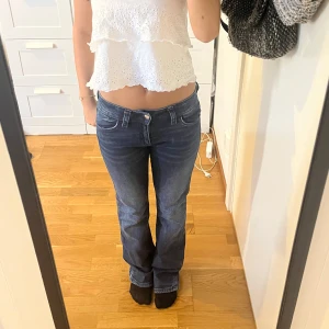 Blå bootcut jeans - Snygga blå bootcut jeans från Gina Young. Midjan är lågmidjat och har storlek 164 som funkar till storlek S. Helt oanvända då jag fick dom i present men aldrig använt💕