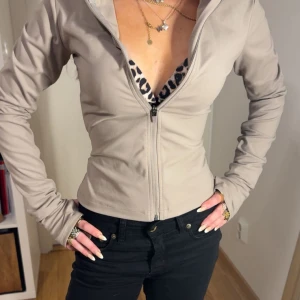 Vit zip-jacka med lång ärm -  Säger en vit träning tröja från Nellie och en beige från H&M använda fåtal gånger sen blir separat eller tillsammans men som kan diskuteras 