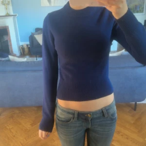 Mörkblå croppad stickad tröja - Säljer en mörkblå croppad stickad tröja som passar med allt. Jätte bra skick, nästan aldrig använt💞