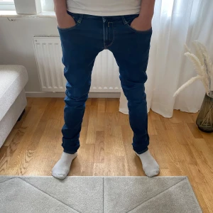 REPLAY JEANS - Säljer ett par mörkblå jeansbyxor från replay med en slim fit passform. Storlek 30:34 och passar till vardagliga outfits. 10/10 skicka aldrig använda. Skriv till mig om några frågor.🎉🎉🍾🍾
