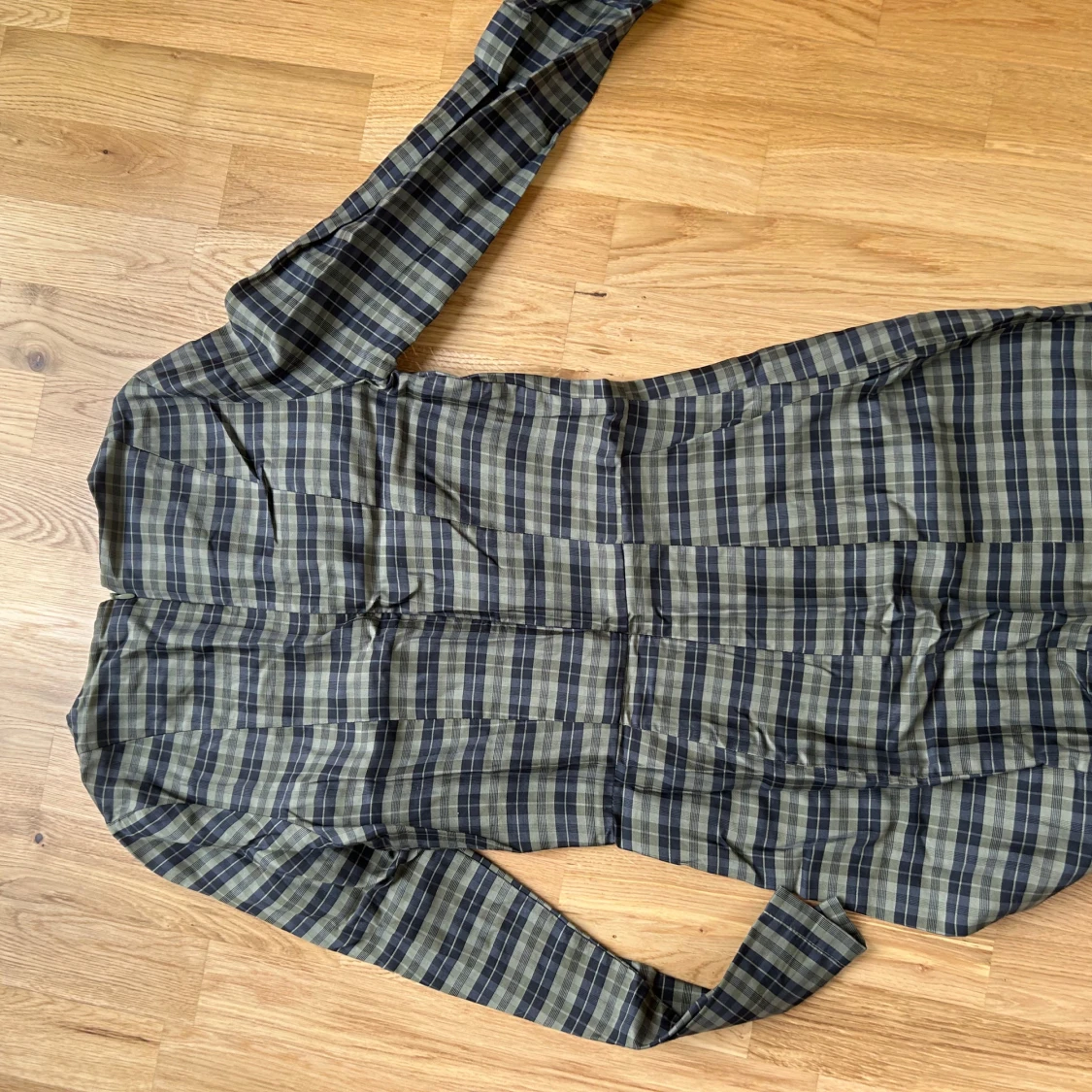 Rutig långärmad klänning från H&M - 1