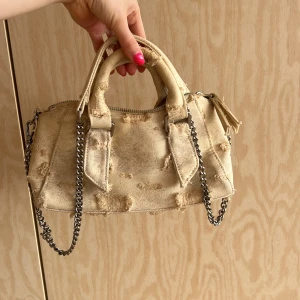 Beige axelväska i jeans med kedja - Jätte cute väska🩷💕