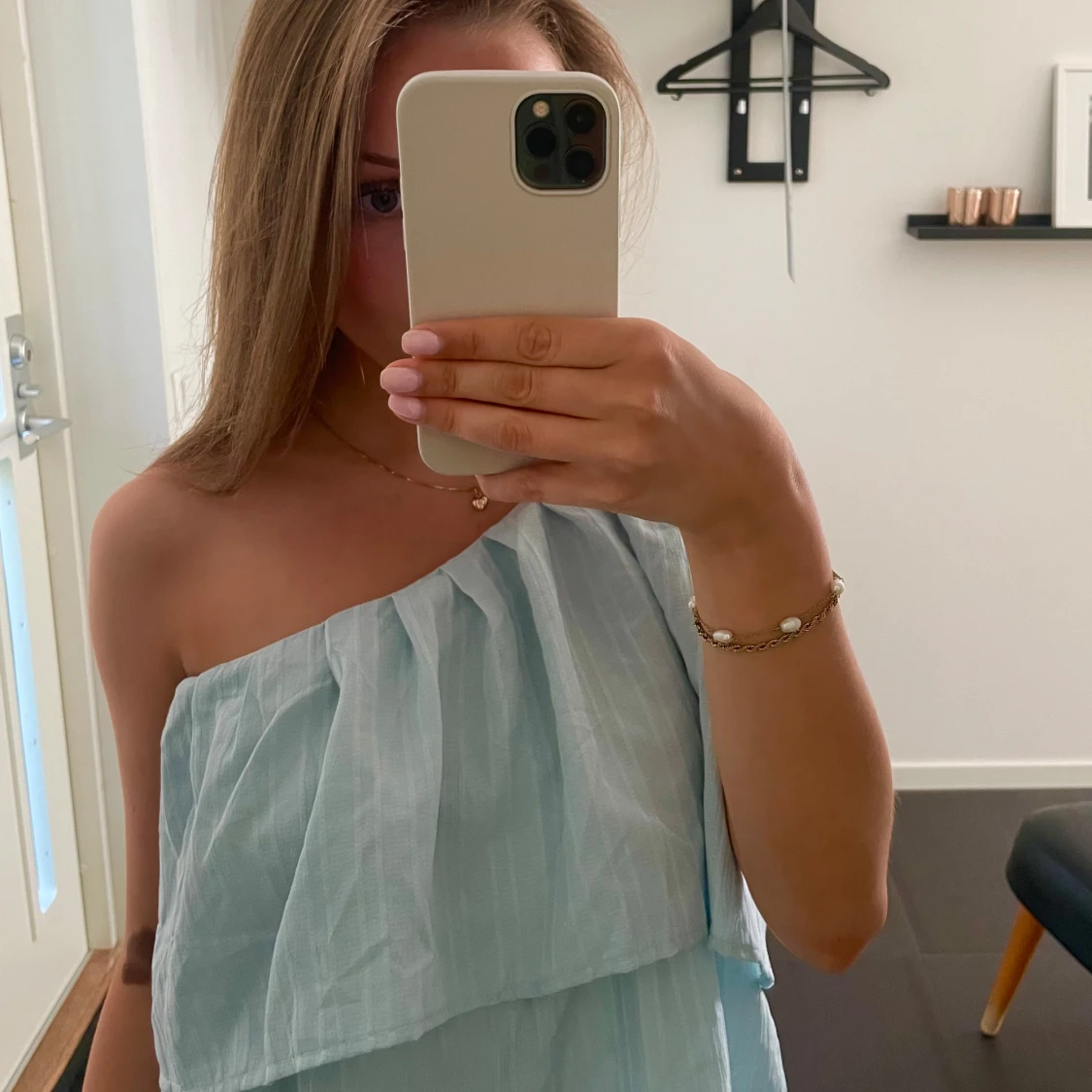 Ljusblå axelbandslös volangklänning - 2