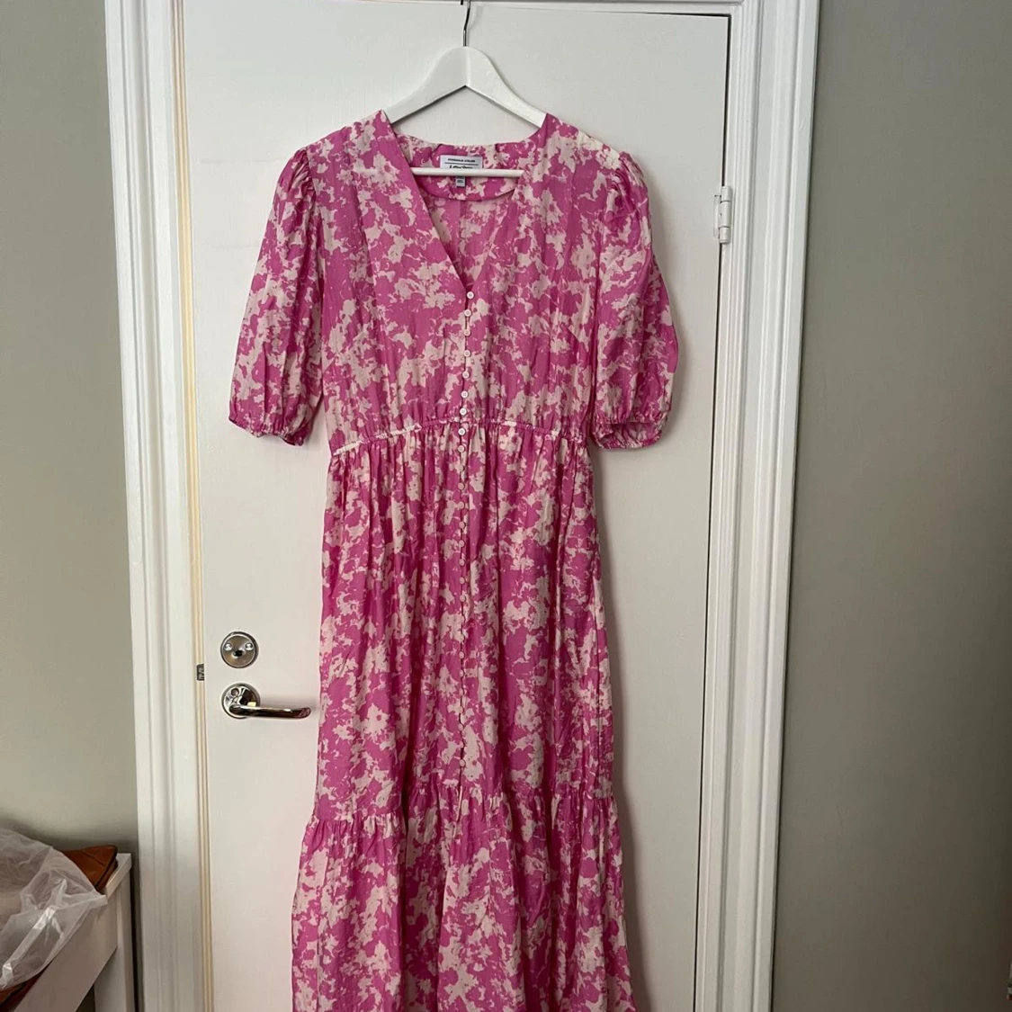 Rosa blommig långklänning från & Other Stories