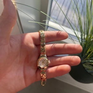 Guldklocka  - Klockan är i ett mycket fint skick med ett sprillans nytt batteri och armbandet är justerbart så du enkelt kan justera armbandets originella storlek som är 19 cm.   Vid frågor och funderingar är det bara att skriva ✍️