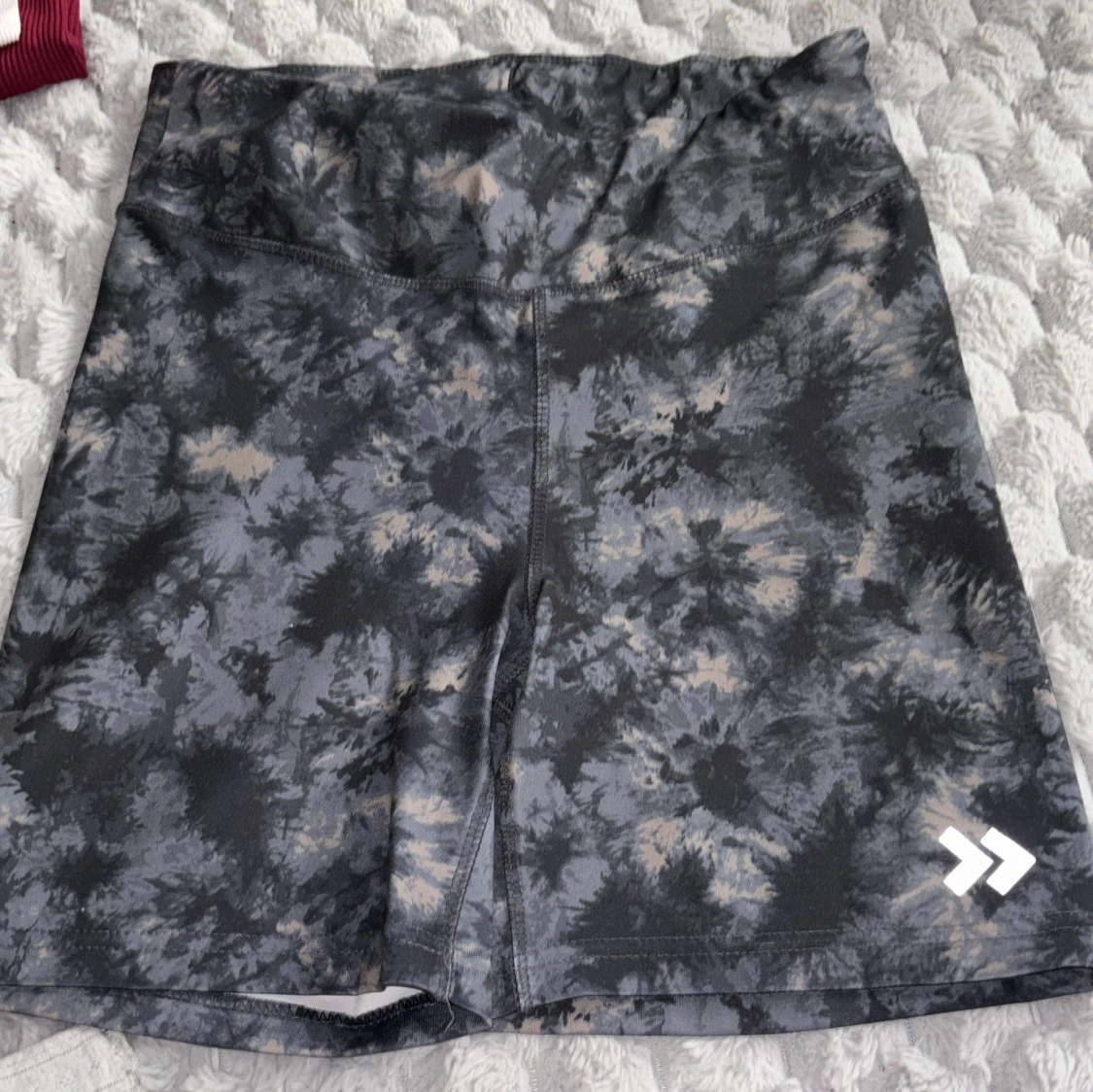 Svarta och grå träningsshorts med batikmönster från 15%