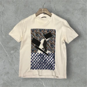 Vit raf Simons t-shirt med grafiskt tryck - Snygg raf Simons vit t-shirt med ett unikt grafiskt tryck i flera färger. Längd: 58, bredd: 46. 