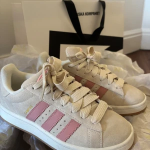 INTRESSEKOLL Adidas Campus  - Intressekoll på ett par Adidas Campus sneakers i beige mocka. Box följer med, kan även skicka bild på köpehandlingar om så önskas! Har dock blivit lite blå längst upp på flärpen, går nog fixa då det färgats av från jeans! Köpta på NK för 1599