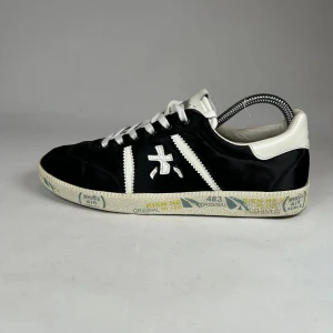 Premiata Skor - Säljer ett par svarta sneakers från Premiata. Perfekt för en clean outfit. Användning syns på sulan lite grann men annars syns inte mycket slit alls. 