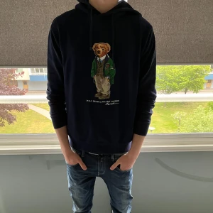 Polo Bear Hoodie från Ralph Lauren - Säljer en mörkblå hoodie från Ralph Lauren med Polo Bear-tryck || Skick 9/10 || Storlek M || skriv om ni har några funderingar🙌