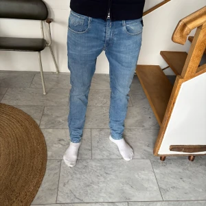 blå jeansbyxor från Replay - Säljer ett par ljusblå replay anbass i storleken 31/30. De är i 10/10 skick och riktigt sköna. Hör gärna av er vid frågor.