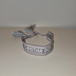 Dior armband  - Riktigt snyggt dior armband i grå färg, Helt nytt! Armbandet är justerbart så passar nästan alla🤗 Hör av er vid frågor!