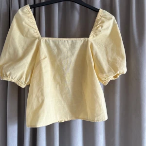 Gul puffärm blus med fyrkantig ringning - Super söt sommar topp i gul🌟💛