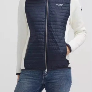 Blå och vit jacka från Holebrook Sweden - Som ny. Superfin.   https://www.holebrook.com/sv-se/article/mimmi-fullzip-wp?attr1_id=45  Vindfodrad jacka i bomull med vattenavvisande material. Något insvängd modell. Qulitade detaljer fram och på ryggen. Fickor med dragkedja i sidorna. Elastiska band vid avslut.  Har använt max 7 gånger då den var för stor för mig men denna är XL men mer som L. (Jag är en klassisk 40/M) Är köpt i Norge så svårt att byta. 