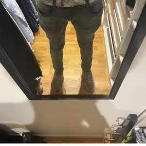 Grå jeans från Nudie Jeans - Säljer ett par grå jeans från Nudie Jeans med normal passform och klassisk femficksdesign. Jeansen har en snygg tvätt och raka ben, perfekt till vardags. Märkeslapp på bakfickan och detaljerade sömmar.