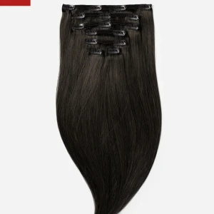 Svart/Mörkbrunt löshår - Clip-on set! 🌟 - Jag säljer mitt jättefina clip-on set från Rapunzel of Sweden – Classic Clip-ins, 30 cm, i äkta rakt löshår med mörkbrun färg. Setet består av 7 delar med smidiga clips och ger både volym och ett naturligt resultat på bara några minuter. Det är helt nytt och aldrig använt. Jag köpte två likadana men använder bara ett! Pris kan diskuteras! Nypris: 999kr