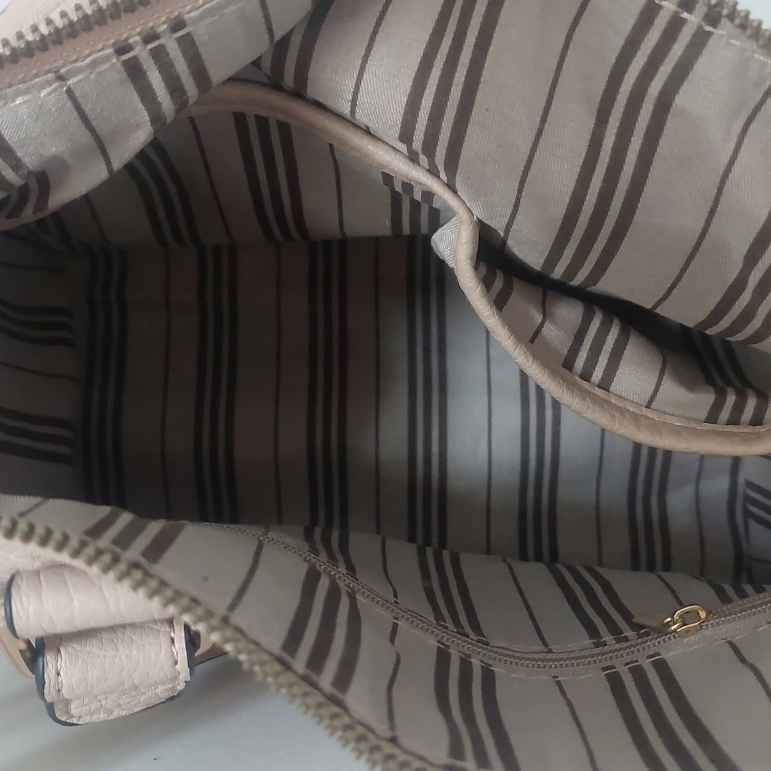 Beige axelväska med gulddetaljer - 2