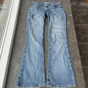 Lågmidjade jeans  - Jätte snygga Lågmidjade jeans! Midjemått tvärsöver är 39cm, midjehöjden är 22cm och inerbens längden är 79cm💕