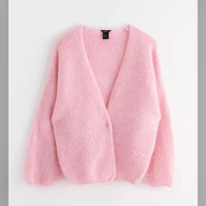 Rosa fluffig kofta - Assnygg kofta från Lindex i storlek xs/s, helt slutsåld. Aldrig använd då den inte passar mig i smaken. Nypris 400kr, säljer för 299kr