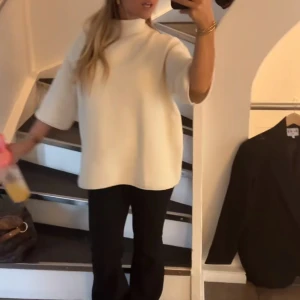 Vit tröja - Säljer denna tröja då den aldrig kommer till användning längre💗💗 Lånade bilder men skriv för egna bilder/frågor🤩💗💗