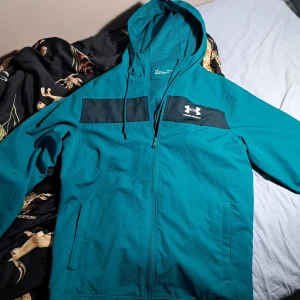 Under armour jacka  - Ser ny ut. Herr S passar S. 