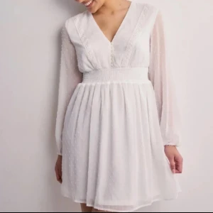 Studentklänning  - Passar perfekt som studentklänning eller till annat tillfälle. Den är endast provad och prislapp sitter kvar. Skriv till mig om du vill se mer bilder/har frågor.