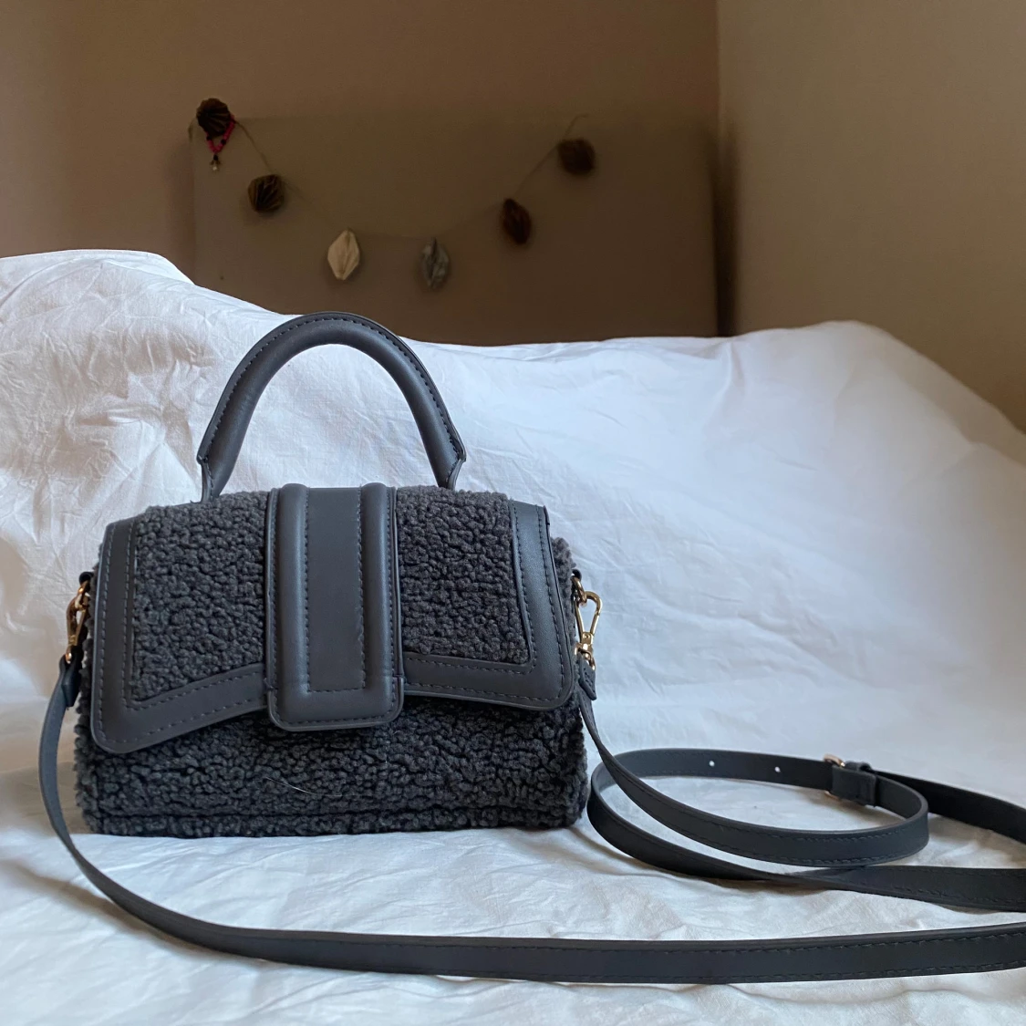 Mörkgrå axelväska i teddy-material