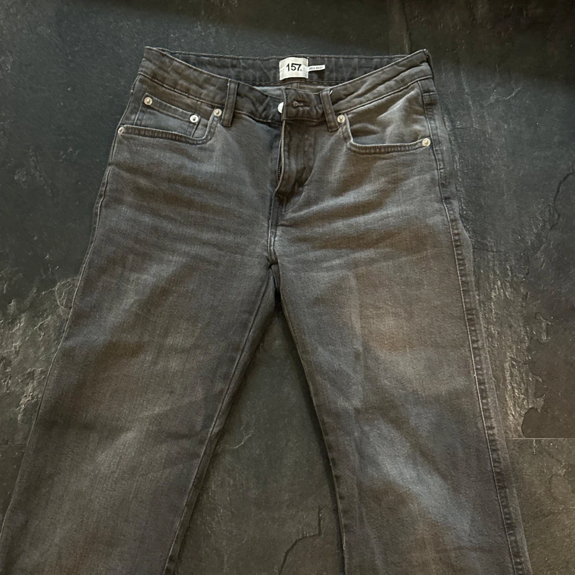 Gråa jeansbyxor från 157