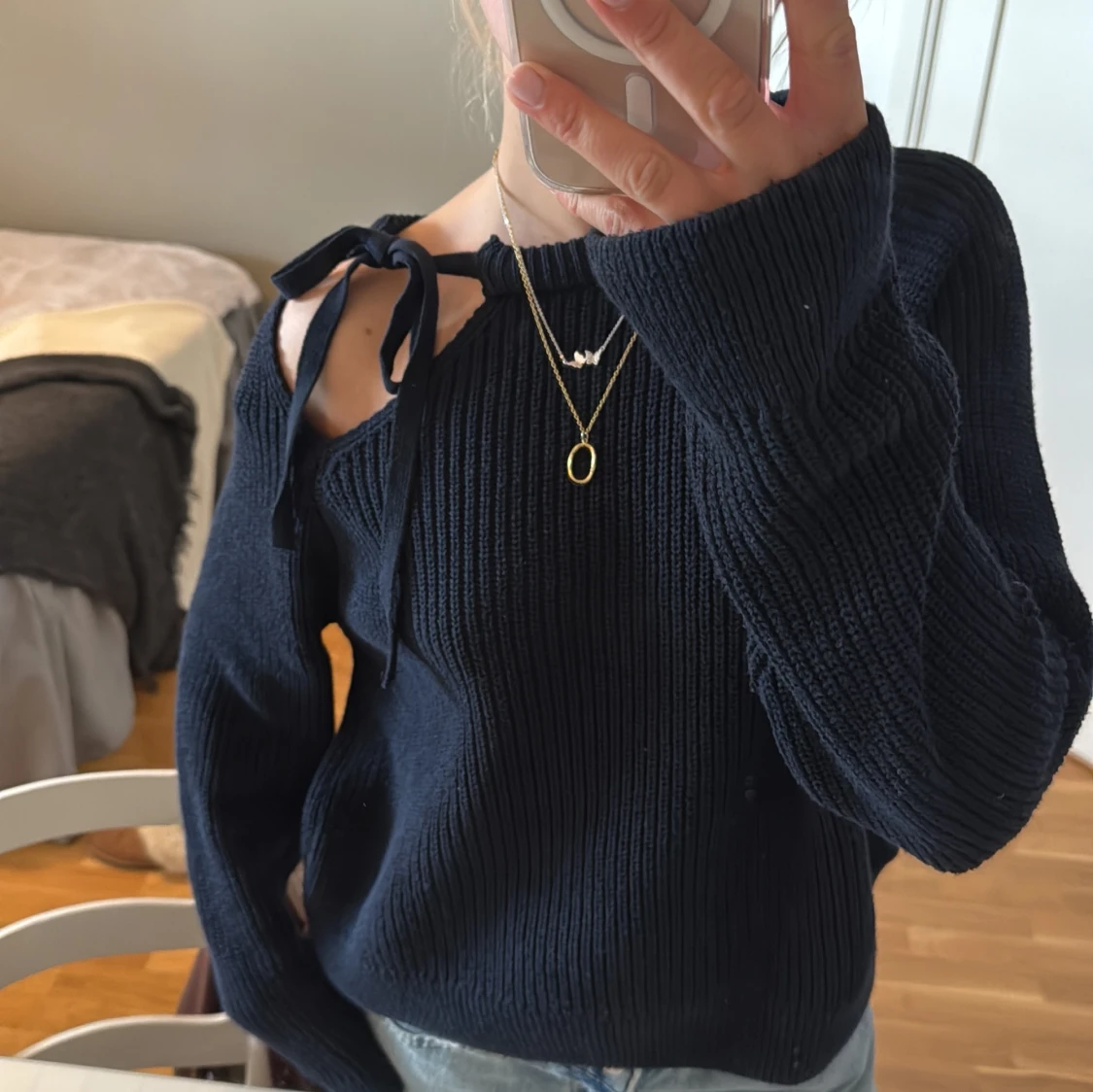 Svart stickad tröja med knytband - 1