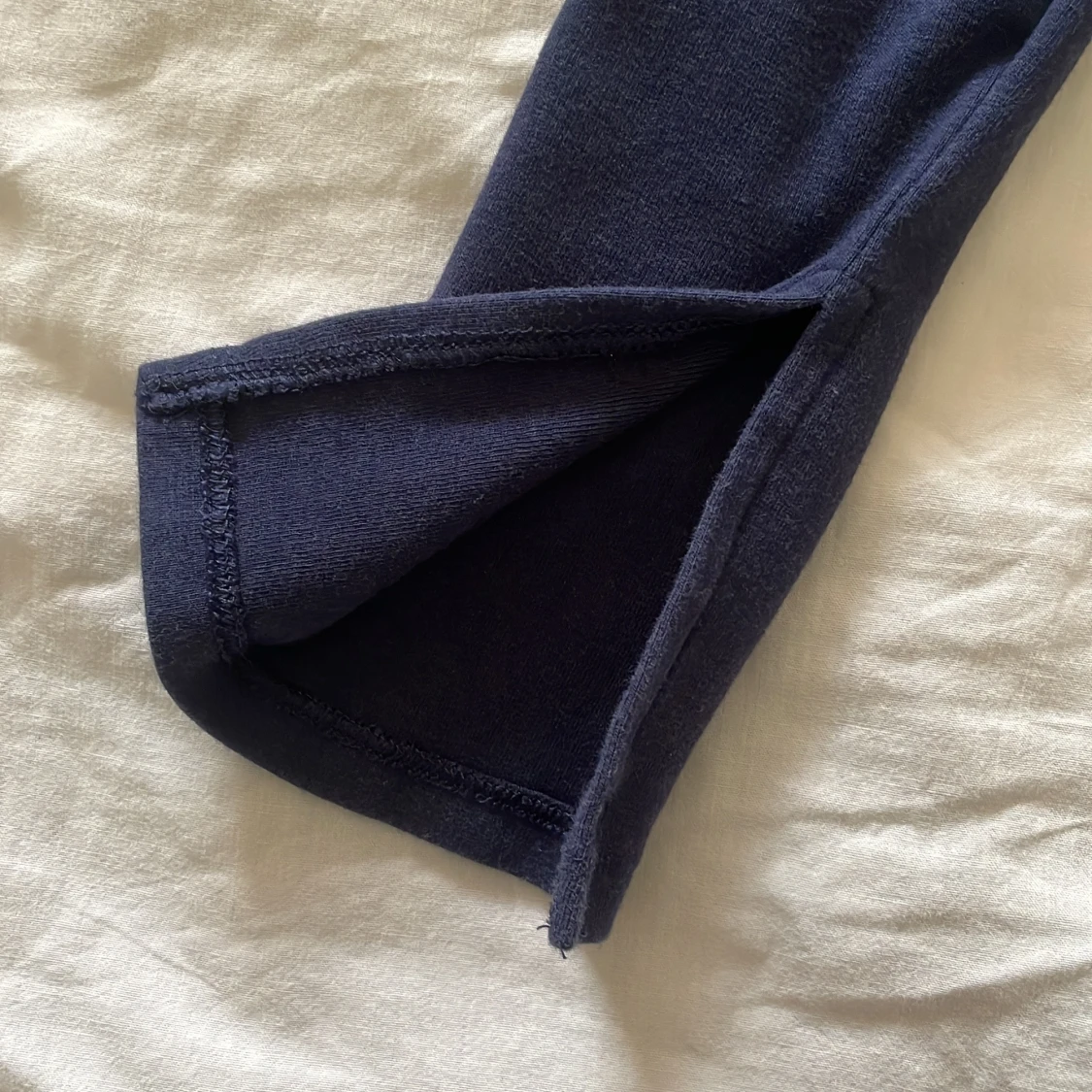 Mörkblå långärmad topp med bred halsringning - 1