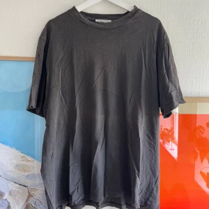 Dark grey t-shirt från Our Legacy - Säljer en mörkgrå t-shirt från Our Legacy. T-shirten har en klassisk rund halsringning och normal passform. Perfekt basplagg till garderoben och enkel att matcha med andra plagg.