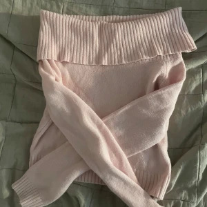 Ljusrosa offshoulder tröja - Säljer denna superfina rosa stickade tröja från Subdued. Nypris är 600 kr ( 55 euro ) säljer för 250! Använd fåtal gånger, mycket bra skick! Skriv för mer info / frågor💓