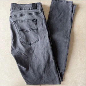 Grå Replay jeans herr - Snygga grå jeans från Replay. Skick 10/10. Hör av dig vid funderingar!