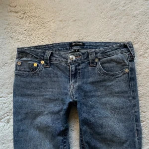 True Religion bootcut jeans - Säljer dessa svinsnygga true religion jeansen. Dem är i bra skick förutom att de har ett litet jack/hål vid rumpan❣️